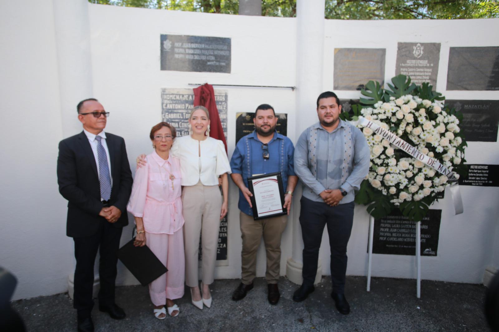 $!Mazatlán honra legado de tres docentes en el Monumento al Maestro
