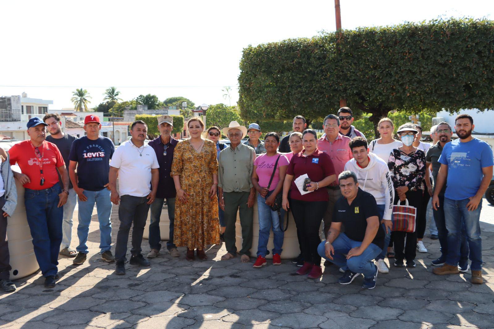 $!En Rosario, realizan entrega de 85 tinacos por medio de la Congregación Mariana Trinitaria