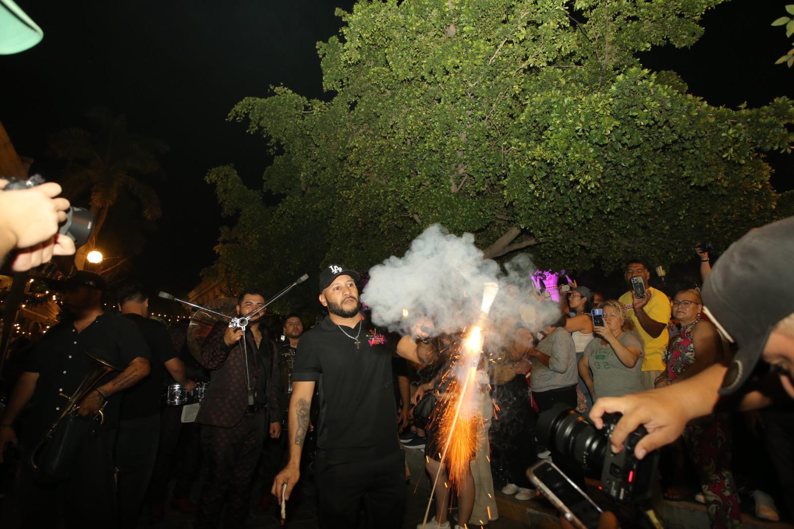 $!Catrinas, calaveras y almas de ultratumba encienden el ambiente festivo de la callejoneada en Mazatlán