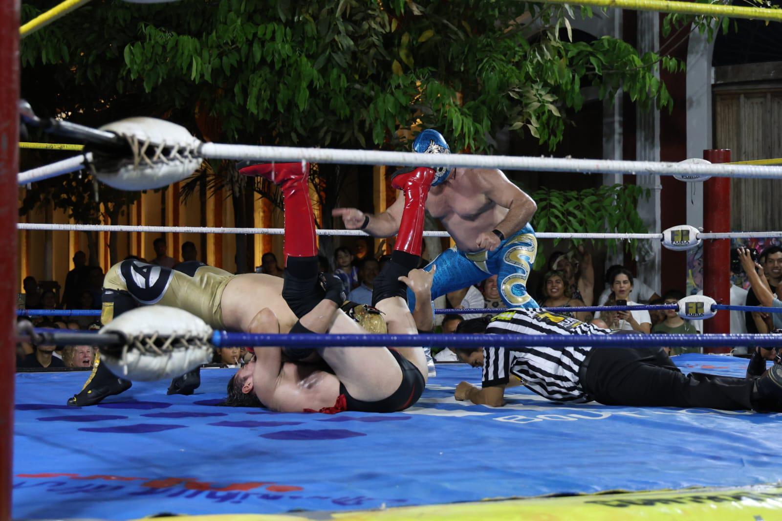 $!Lucha libre llena de adrenalina y ambiente familiar el Centro Histórico de Mazatlán