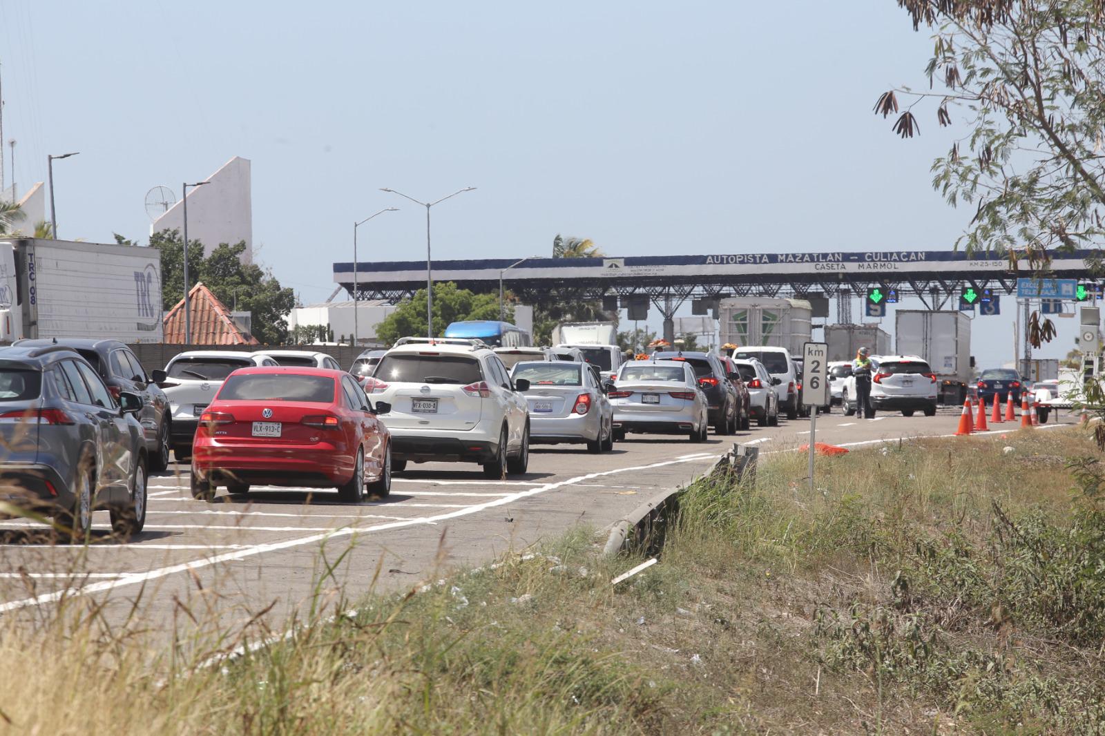 $!Fuerte éxodo vehicular se registra en caseta de peaje de Mármol tras concluir la Semana Santa