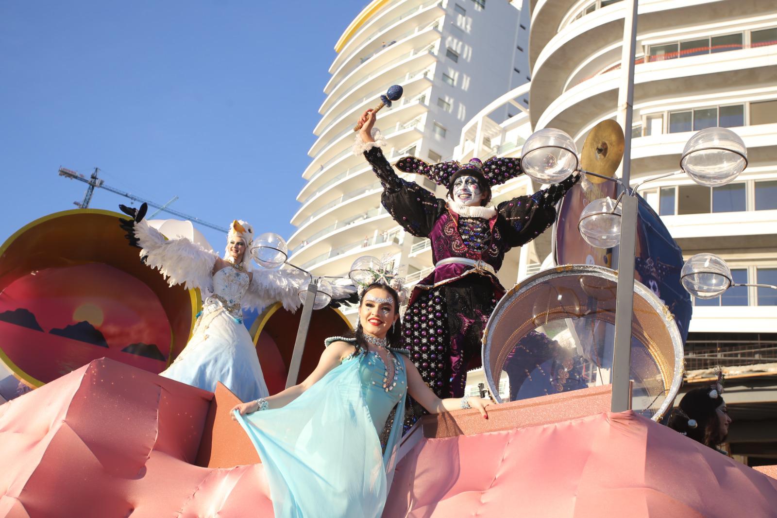 $!Asisten más de 480 mil personas al segundo y último desfile del Carnaval Internacional de Mazatlán 2026