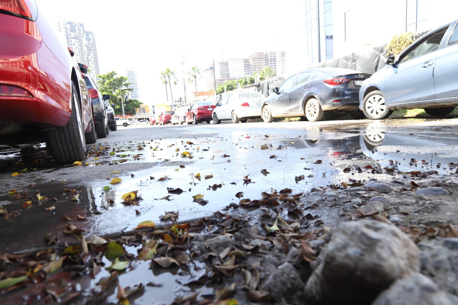 $!Exigen vecinos de Fraccionamiento Campo Bello, en Mazatlán, reparación de fuga de aguas negras