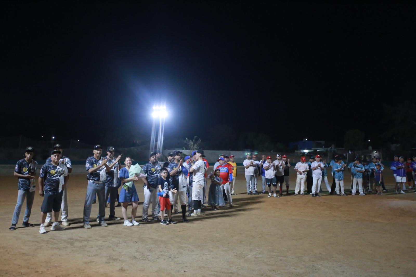 $!Liga de Beisbol Meseros al Bat inaugura temporada 14 con homenaje a ‘El Maca’ Ramos