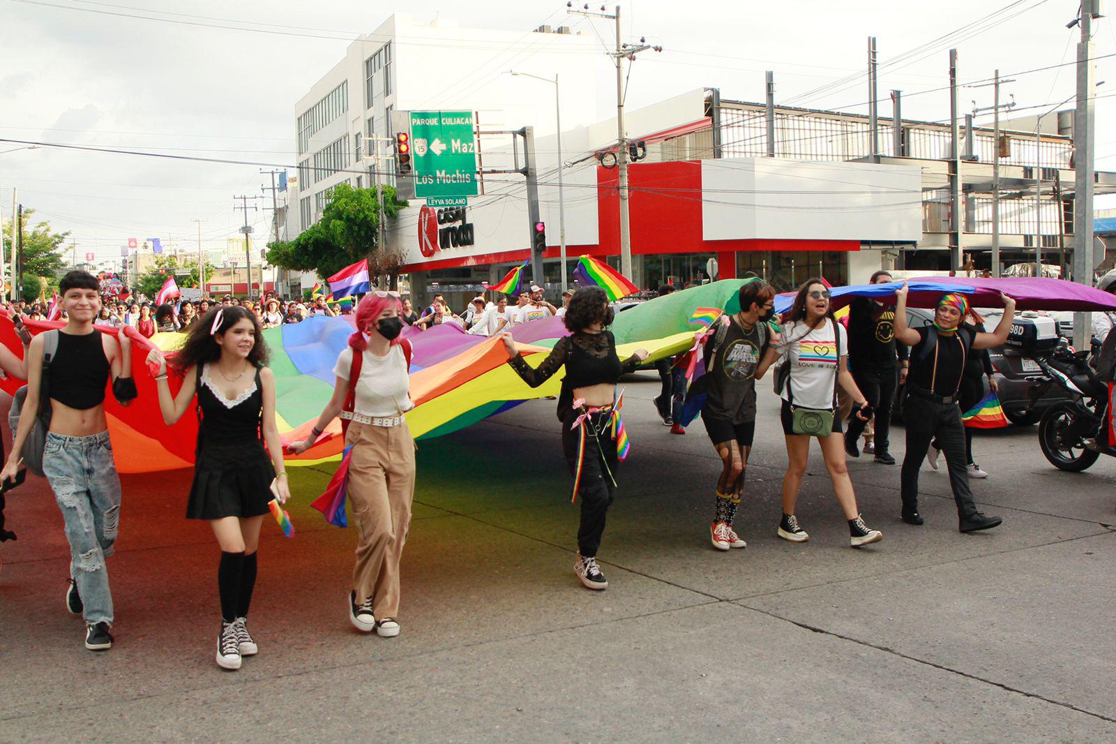 $!Exigen justicia por 21 crímenes de odio en Marcha de la Diversidad en Culiacán