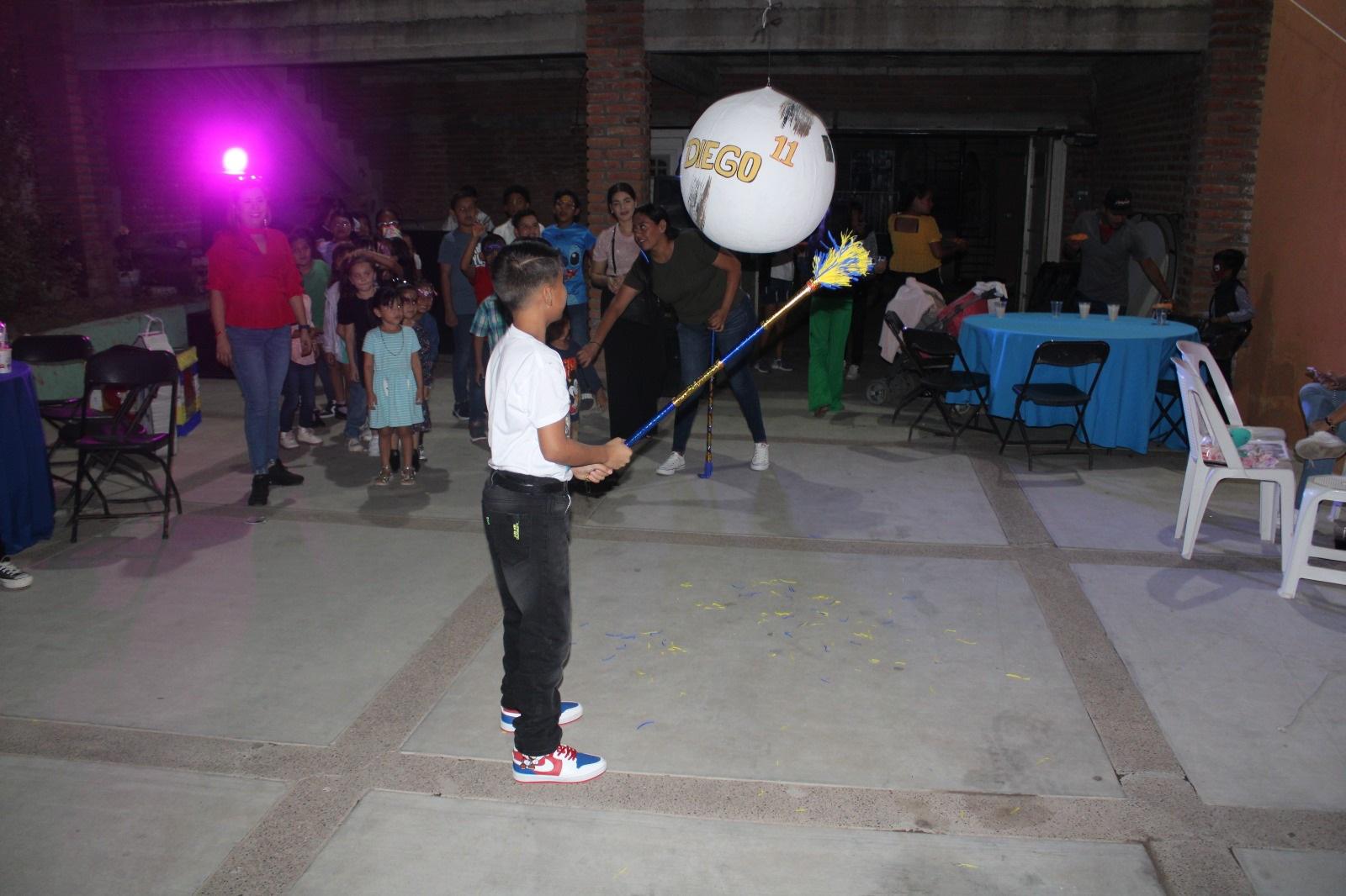 $!Rosarenses cumplen el sueño de tener piñata y bici nueva a Diego, el niño del papalote