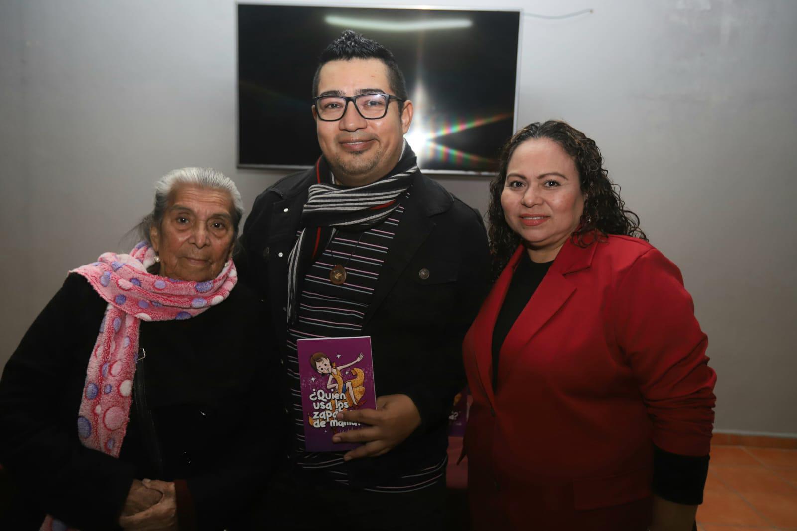 $!El escritor entre su abuelita Guadalupe Rosas y Aidail Pineda.