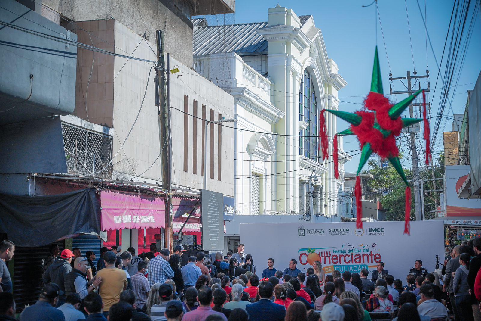 $!Coronan a ‘Don Cachito’ en Culiacán en el Día del Comerciante