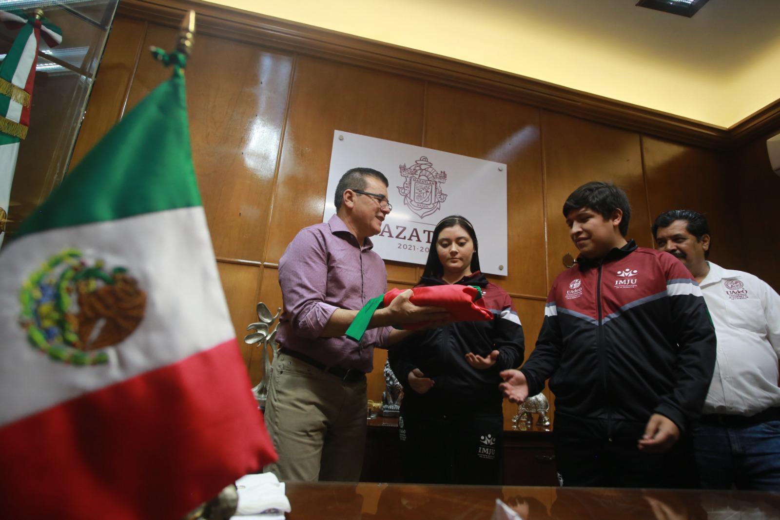 $!Abandera Alcalde a equipo mazatleco que participará en Infomatrix 2023, en Chile