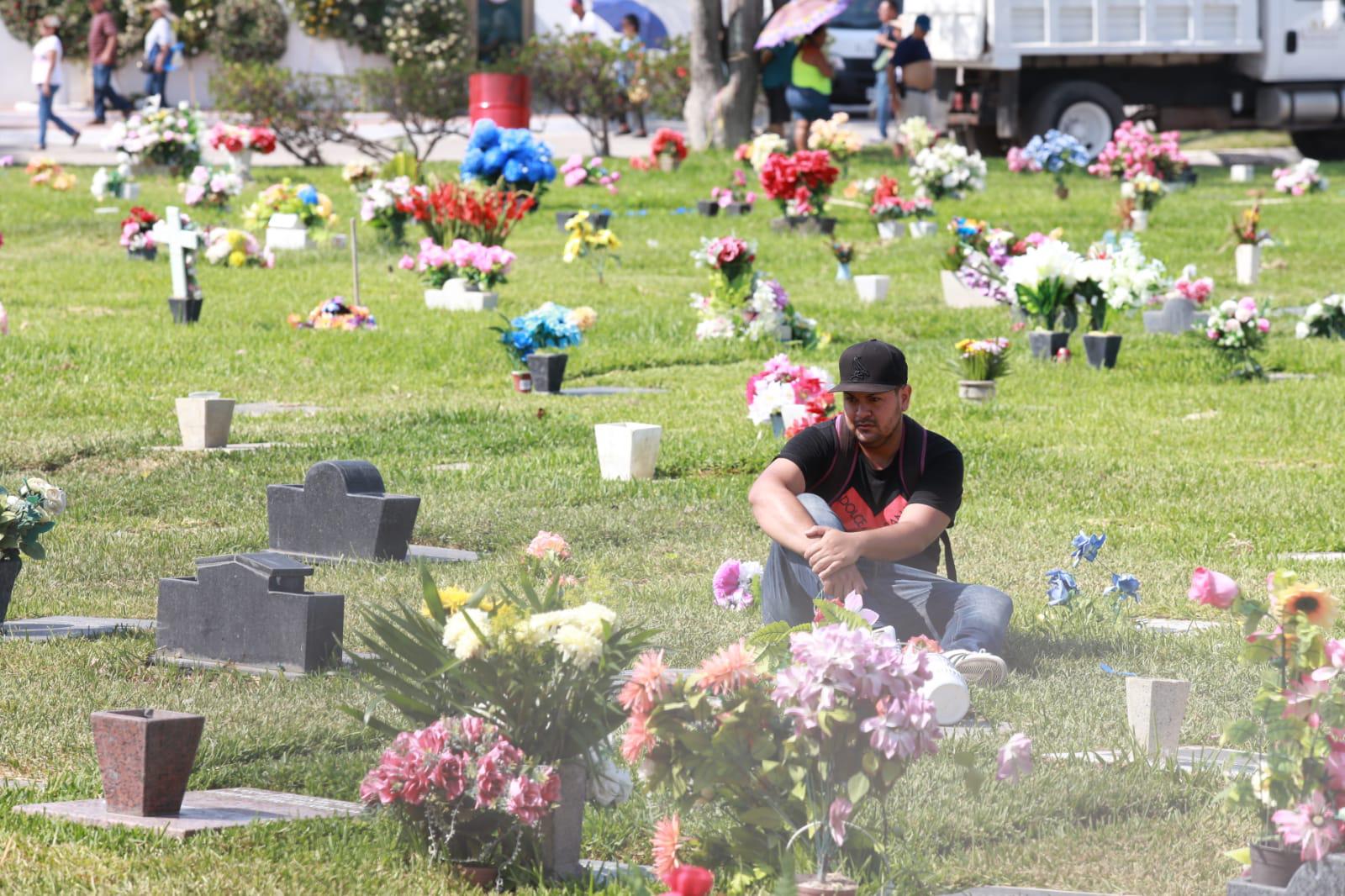 $!Recuerdan a los padres en su día en los panteones de Mazatlán