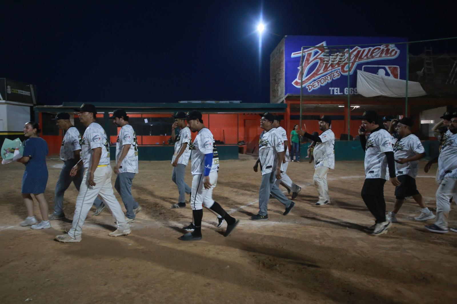$!Liga de Beisbol Meseros al Bat inaugura temporada 14 con homenaje a ‘El Maca’ Ramos