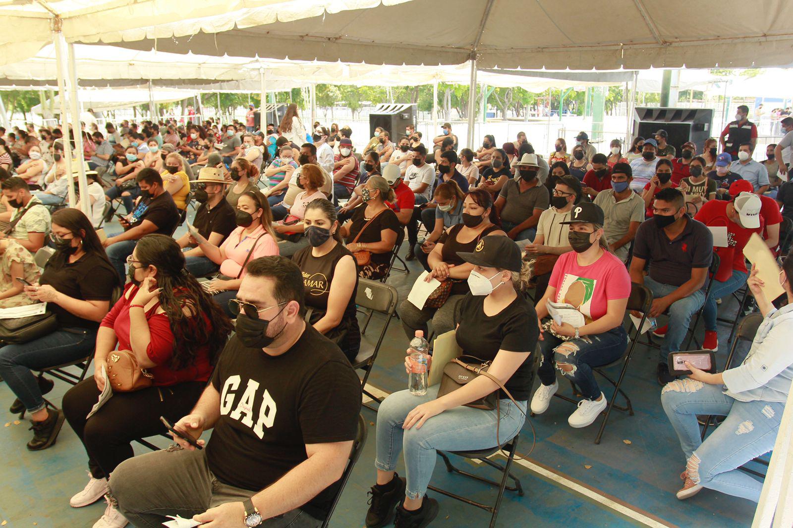 $!Jóvenes de 30 a 39 años acuden a vacunarse por segundo día en Culiacán