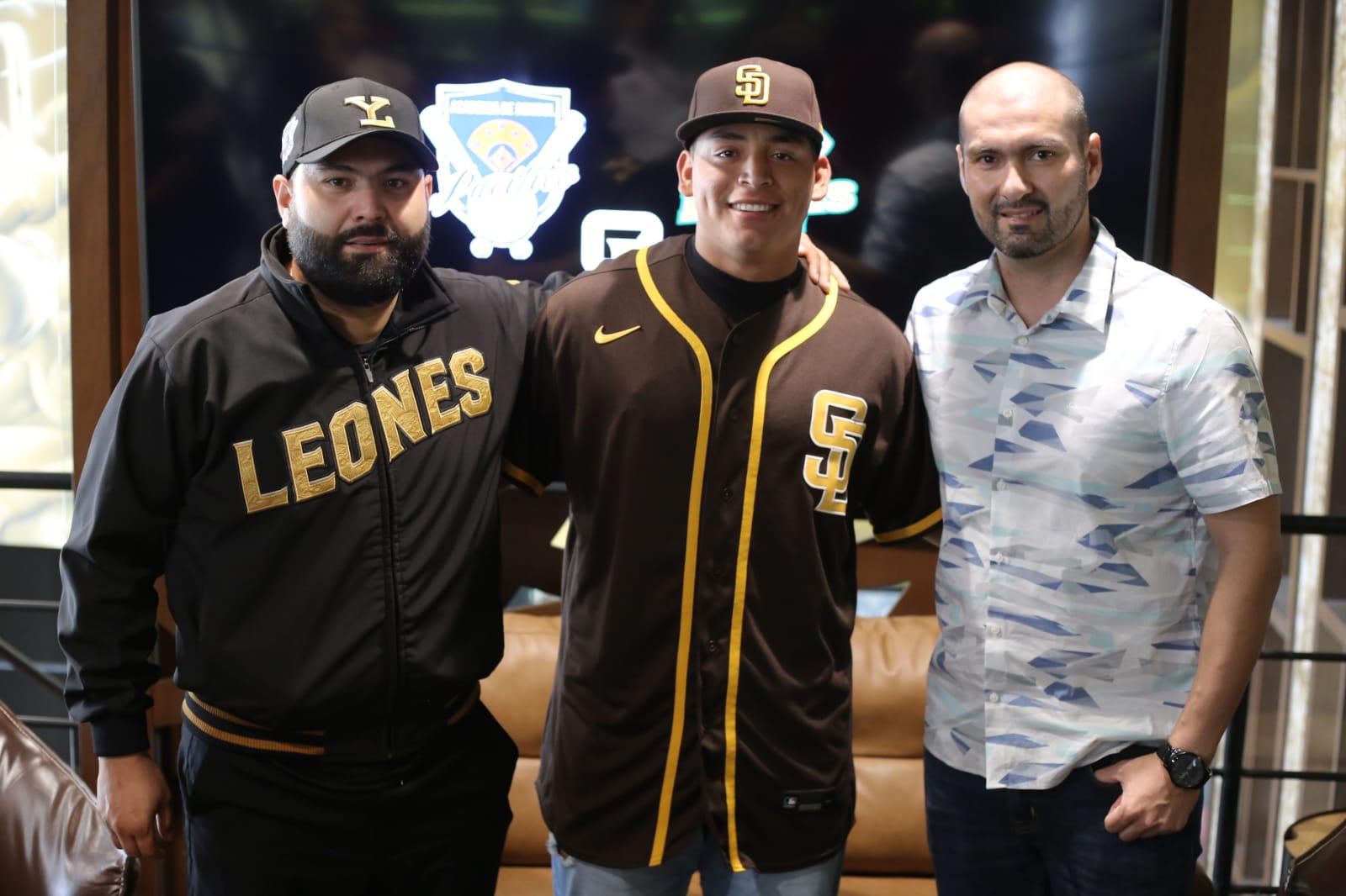 $!El sinaloense Óliver Carrillo Beltrán firma con los Padres de San Diego