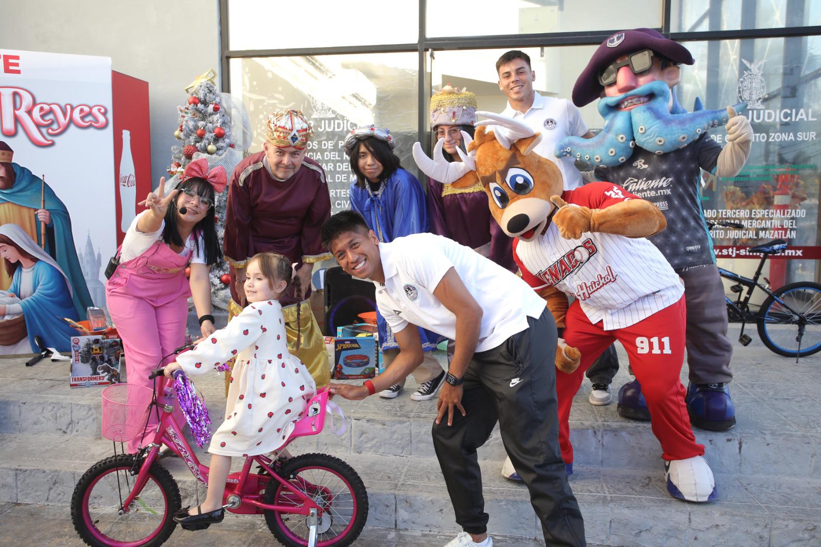 $!Da Pinta Caritas Luna el toque de diversión a ‘Sé Un Rey Mago’ en Mazatlán