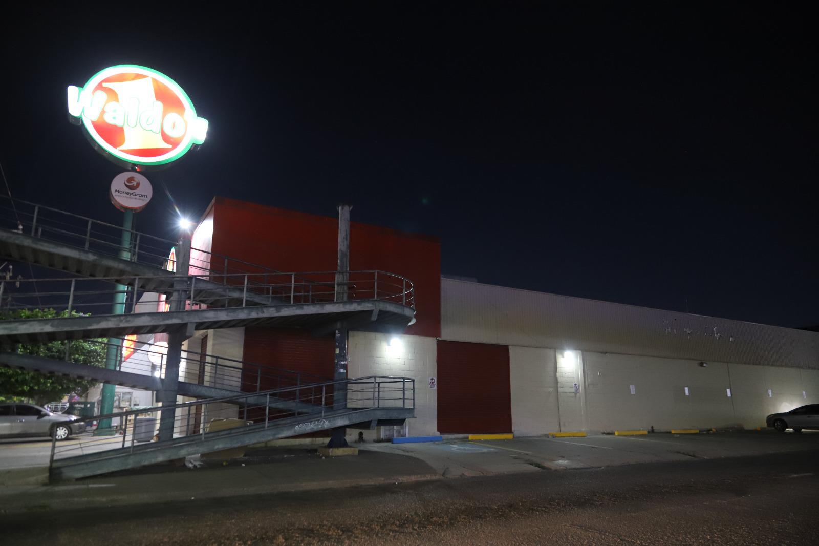 $!Suspende Protección Civil dos tiendas Waldo’s en Mazatlán