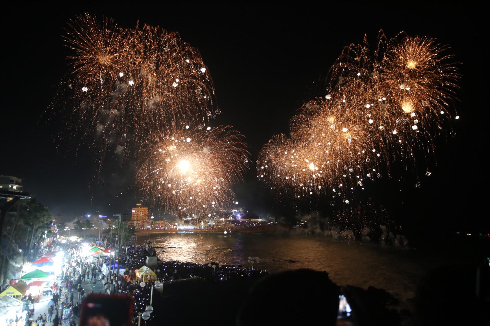$!Más de 95 mil personas asistieron al Combate Naval en el Carnaval de Mazatlán 2026
