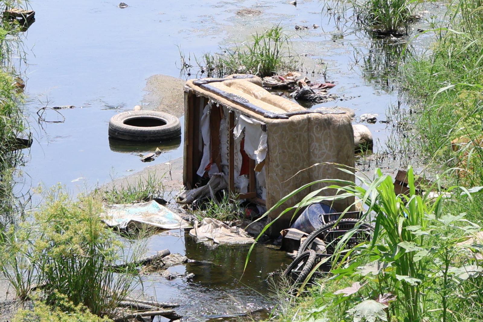 $!Vecinos denuncian basura y maleza en el Arroyo Jabalines pese a labores de limpieza