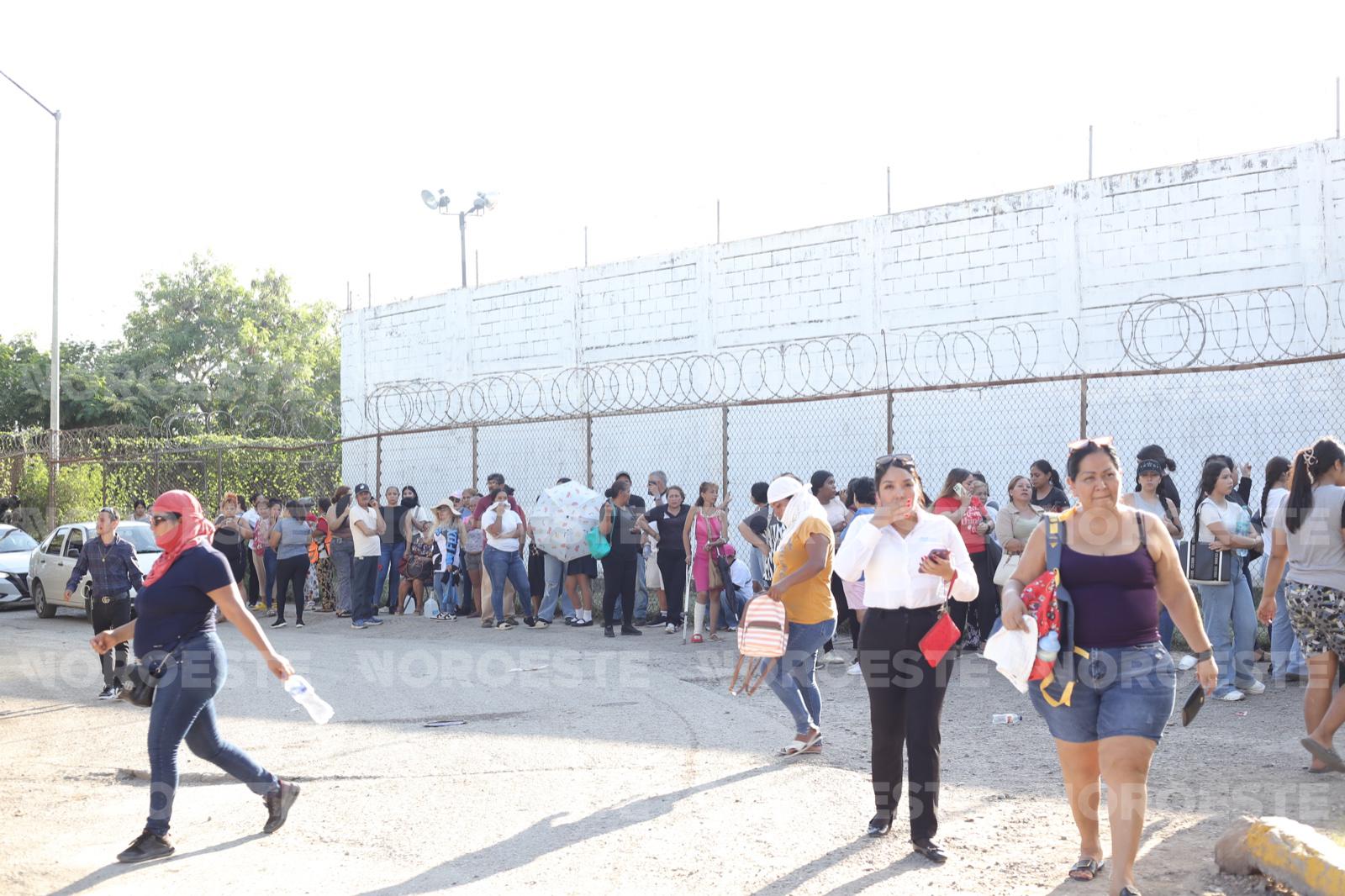 $!Suman 12 muertos en el penal de Mazatlán tras nueva riña y familiares muestran inconformidad