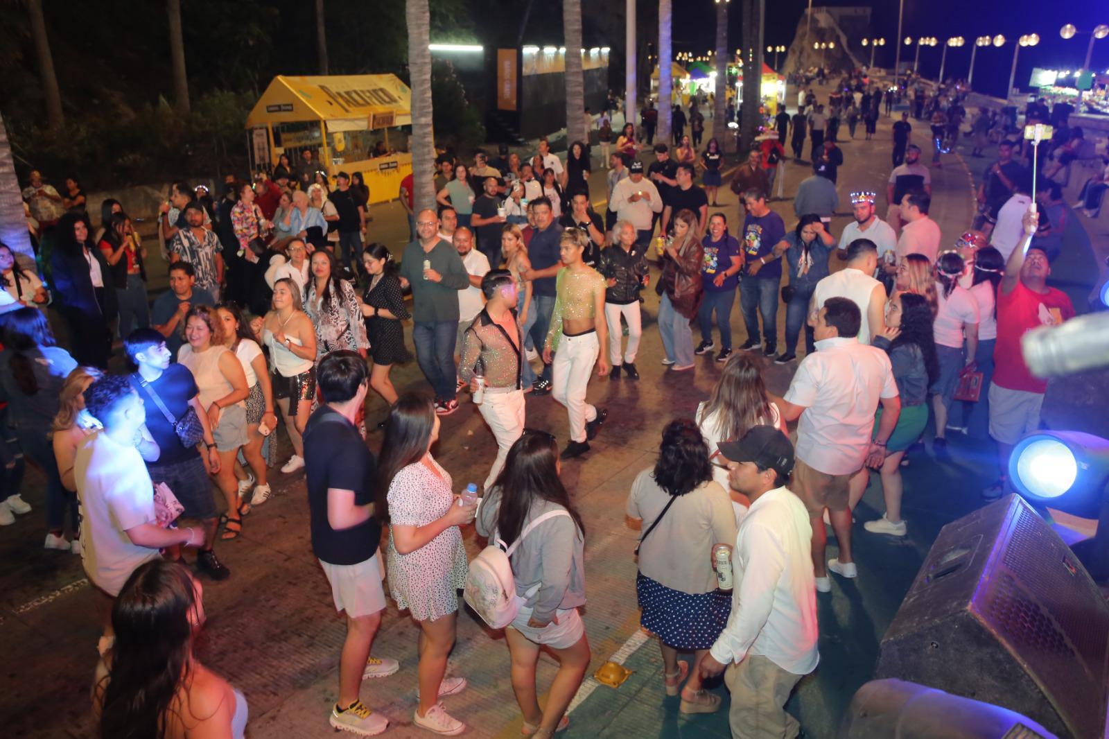 $!Olas Altas vive una noche de fiesta con miles de asistentes