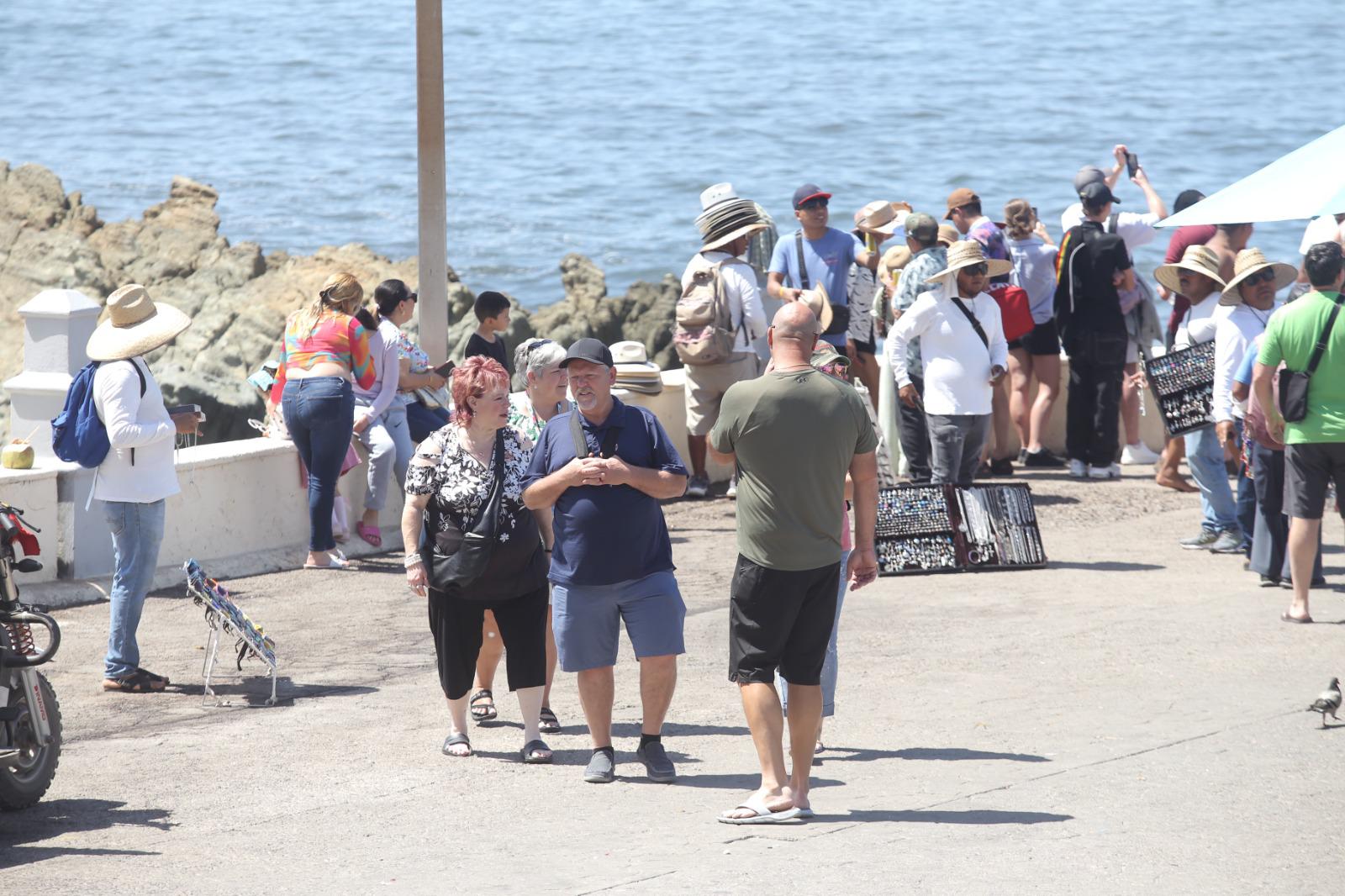 $!Arriba crucero Navigator of the Seas a Mazatlán con 3 mil 891 pasajeros y mil 258 tripulantes