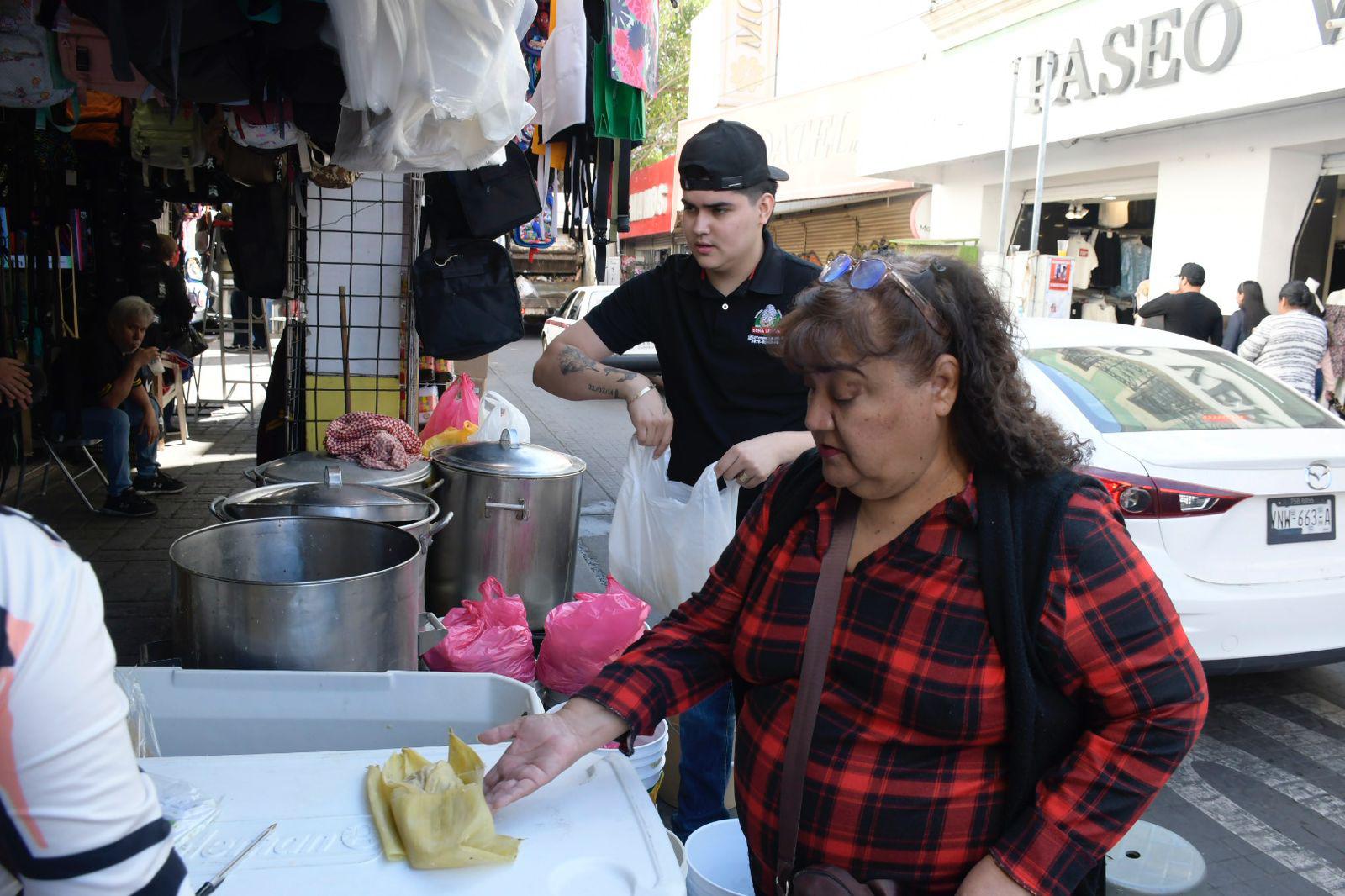 $!Culiacanenses cumplen con la promesa de comprar tamales el Día de la Candelaria