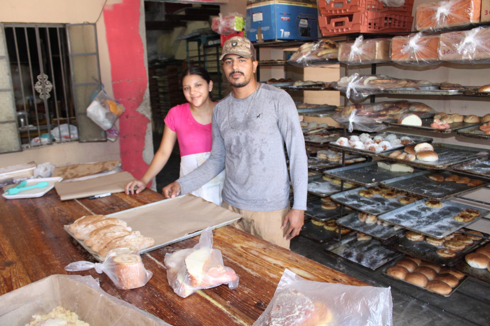 $!José busca mantener encendida la tradición del pan en hornilla de barro y fuego de leña en Matatán