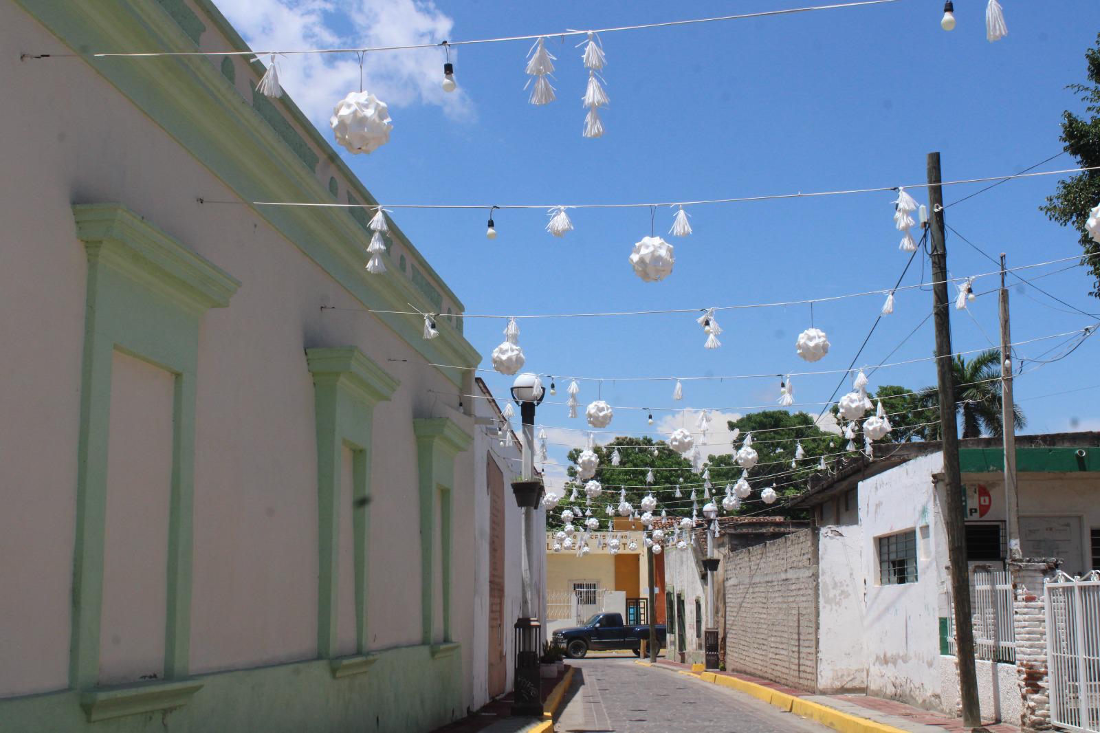 $!Colocan decoraciones en callejones y atractivos de Rosario