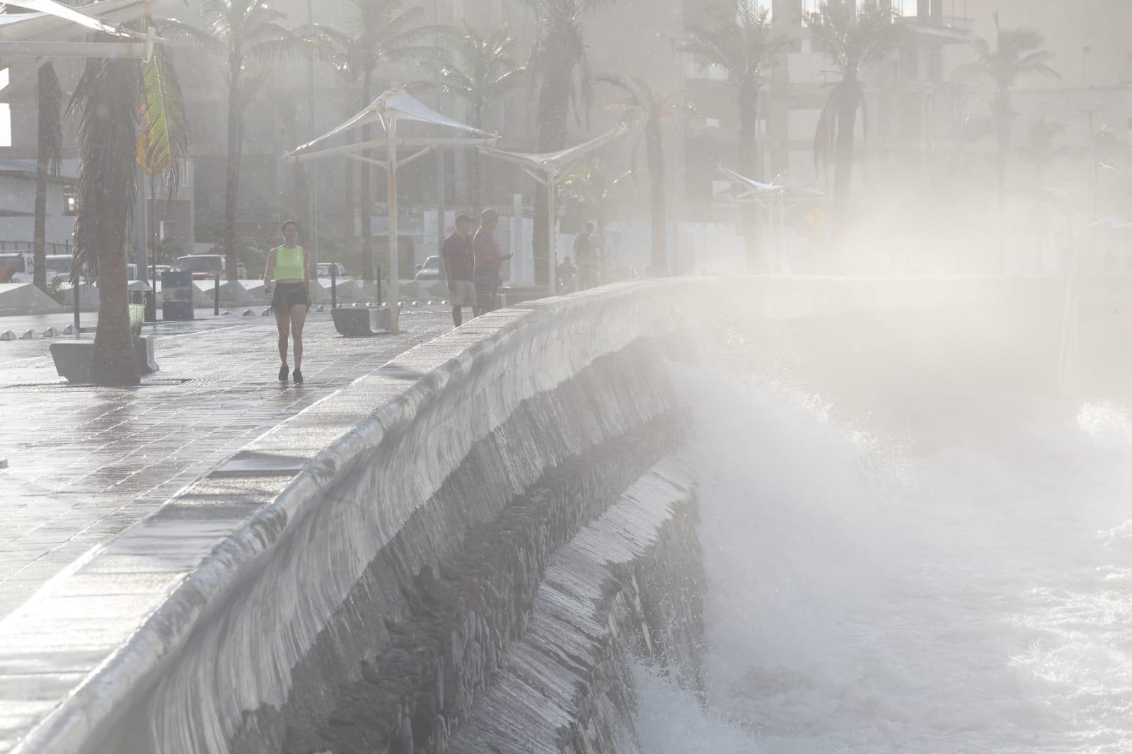 $!Reabren zonas de playa en Mazatlán