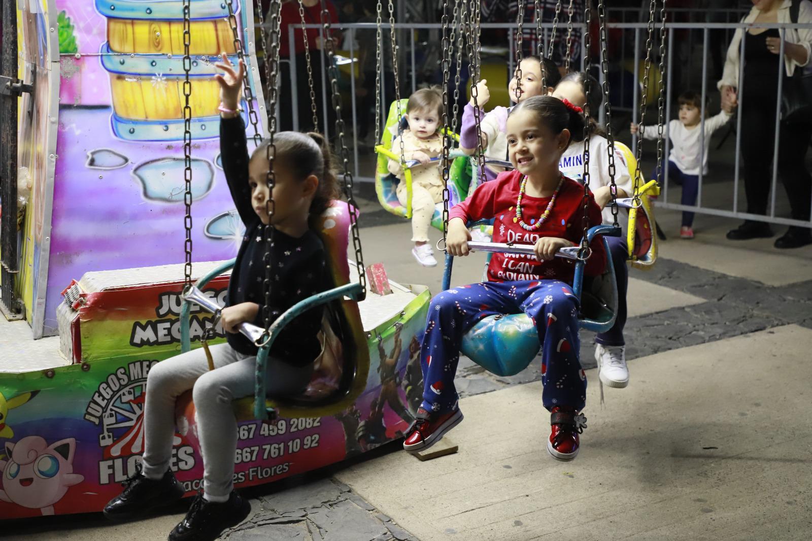 $!Entre verbena y show musical, Rocha enciende el árbol navideño del Palacio de Gobierno