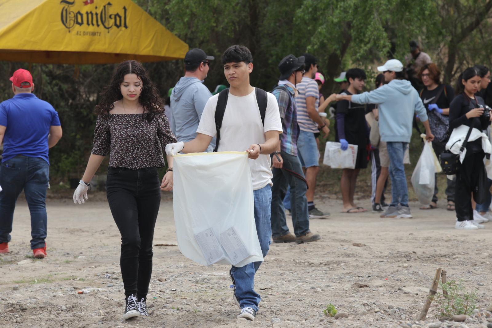 $!Cientos de personas se reúnen a limpiar el río Presidio en Mazatlán