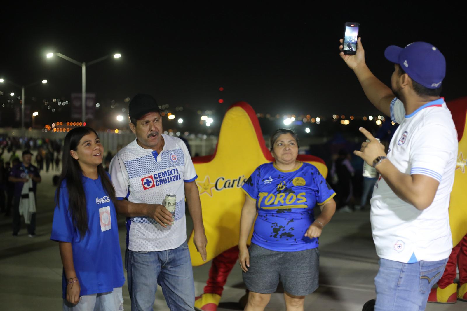 $!La hinchada se hace presente para el choque entre Mazatlán y Cruz Azul