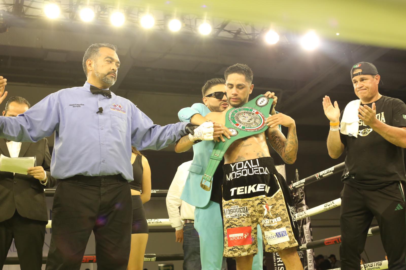 $!Pedro Guevara sale con el brazo en alto ante ‘Pamba’ Valdés en Mazatlán