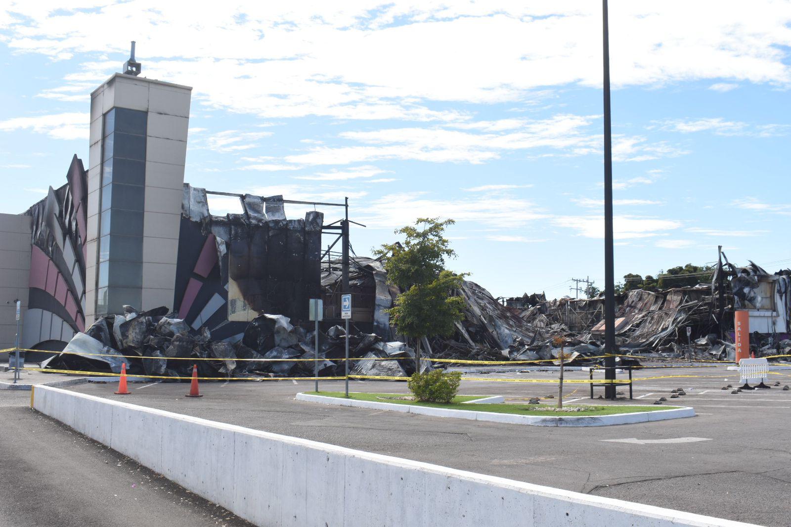 $!Resguarda plaza comercial en Culiacán escombros ennegrecidos por hollín y un olor a ceniza