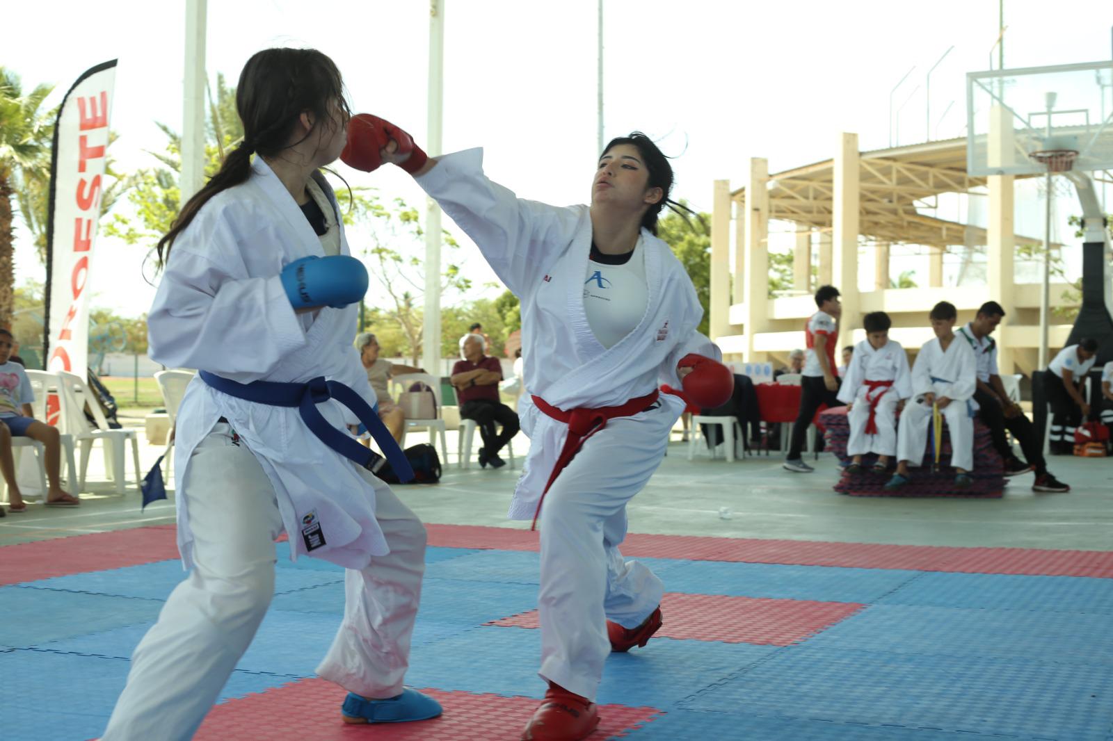 $!Lucen cintas negras en Copa Anual de Karate Noroeste