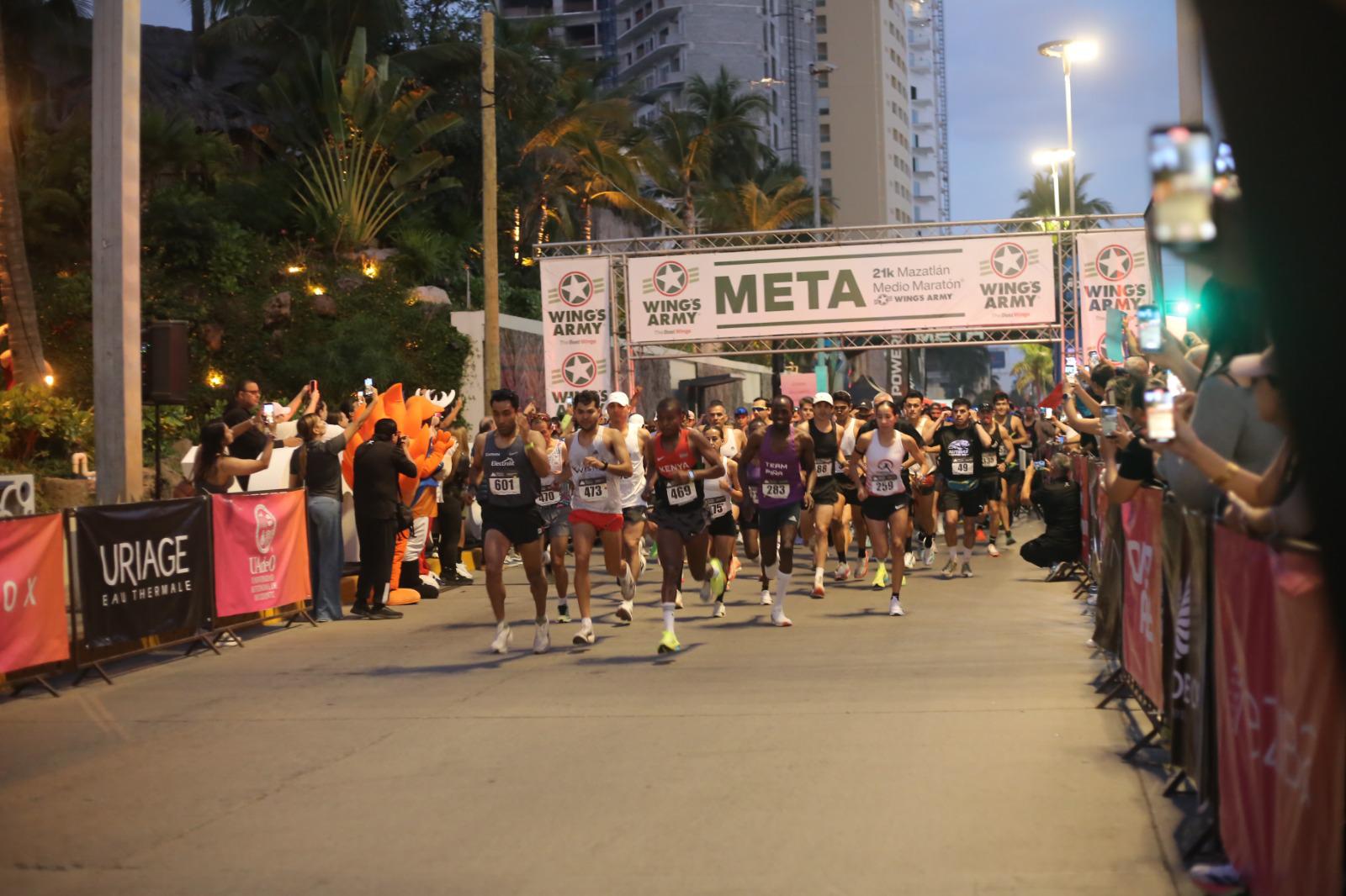 $!Olímpico Juan Luis Barrios conquista el Medio Maratón Mazatlán