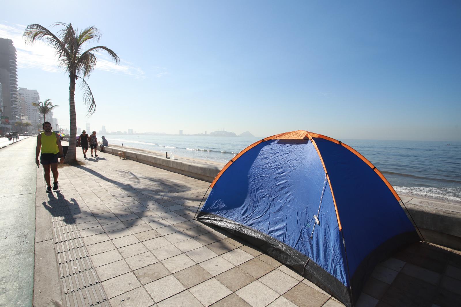 $!Llegan más al malecón a apartar lugar para desfile del Carnaval