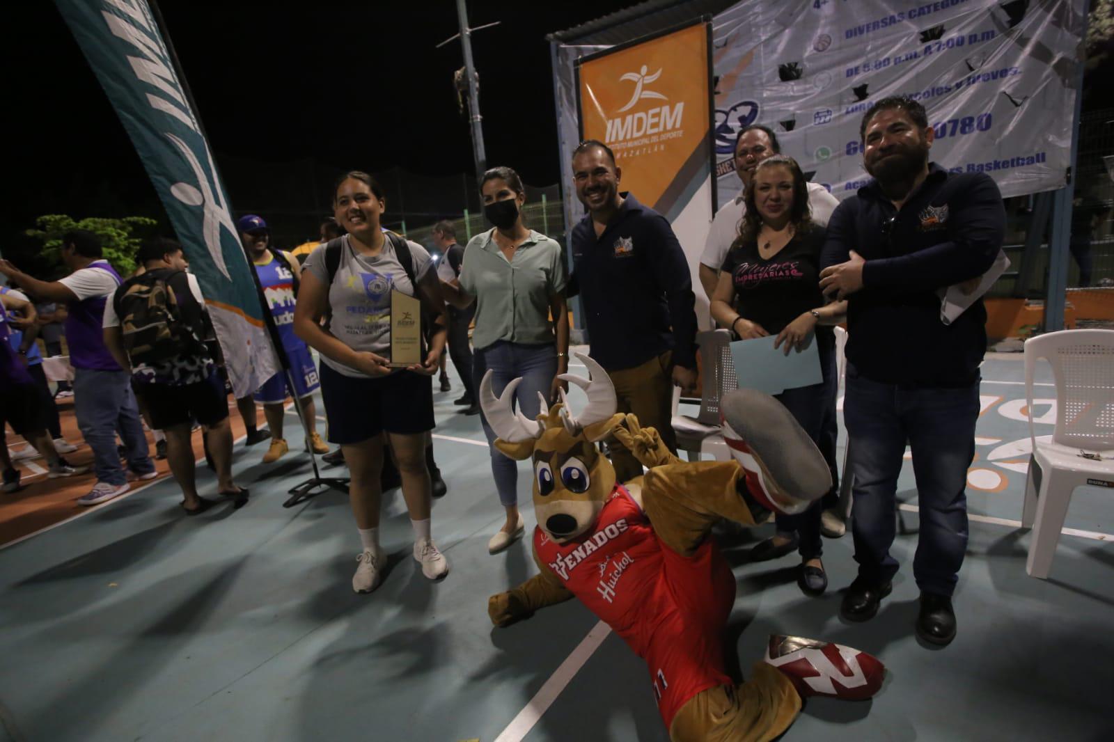 $!Inauguran Torneo de Baloncesto Wolves-I. H. Organic Fruits, en Casa Hogar