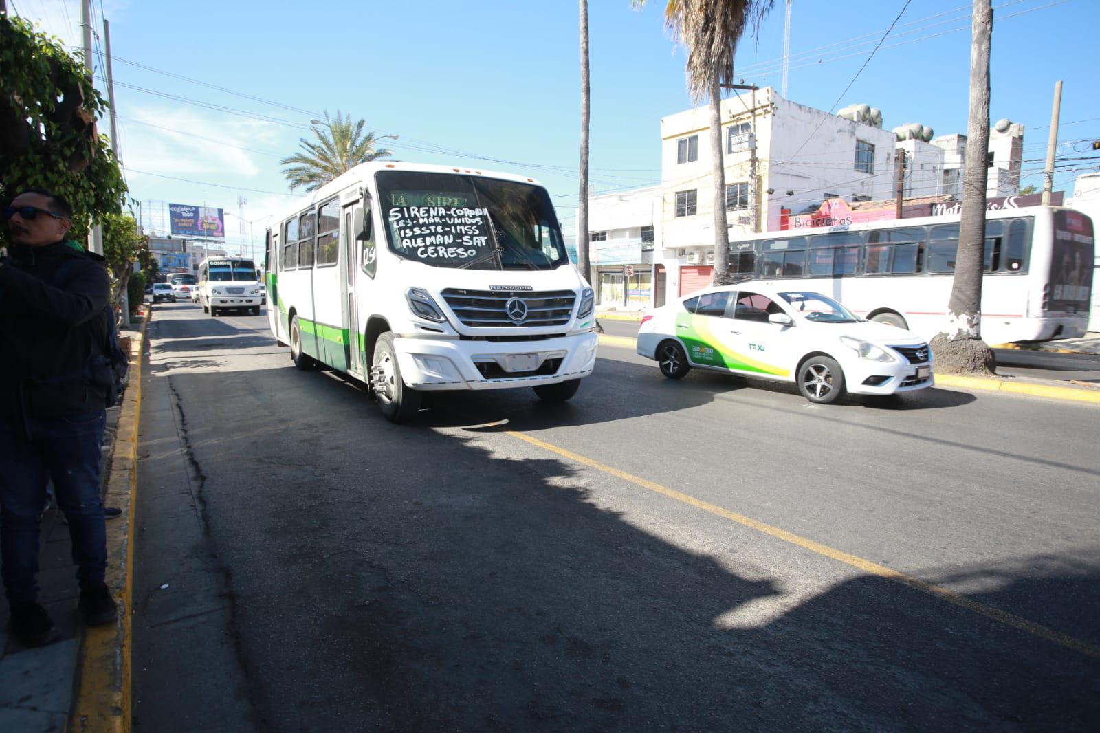 $!Carril preferencial en Mazatlán mata la economía, denuncian comerciantes de la Juan Carrasco