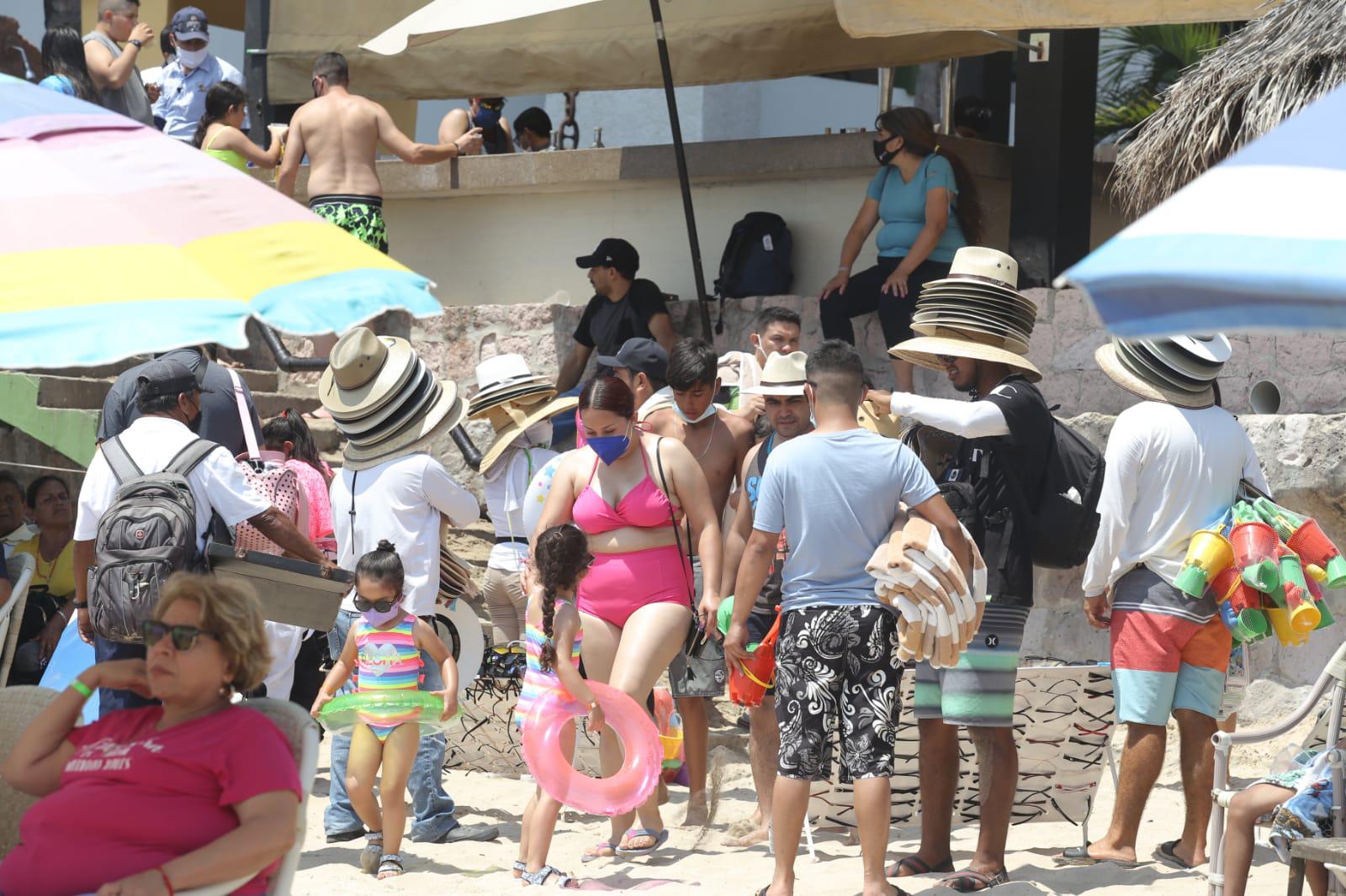 $!Más de 5 mil bañistas disfrutan las playas mazatlecas el fin de semana