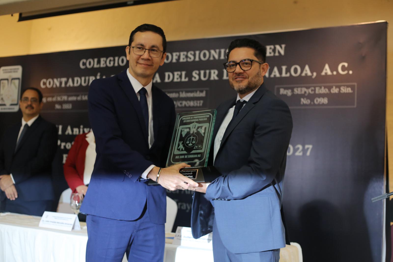 $!Guillermo Hernández rinde protesta como nuevo presidente del Colegio de Profesionistas en Contaduría del Sur de Sinaloa