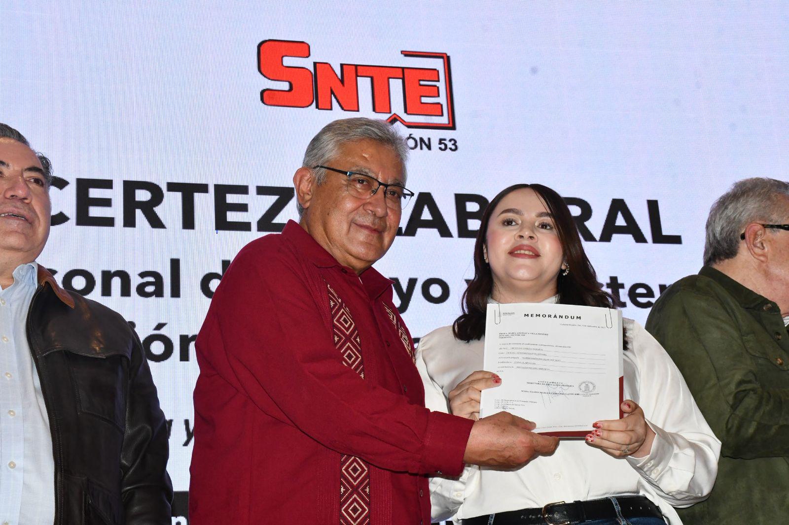 $!Entregan mil 58 bases a personal educativo del SNTE 53 en Sinaloa