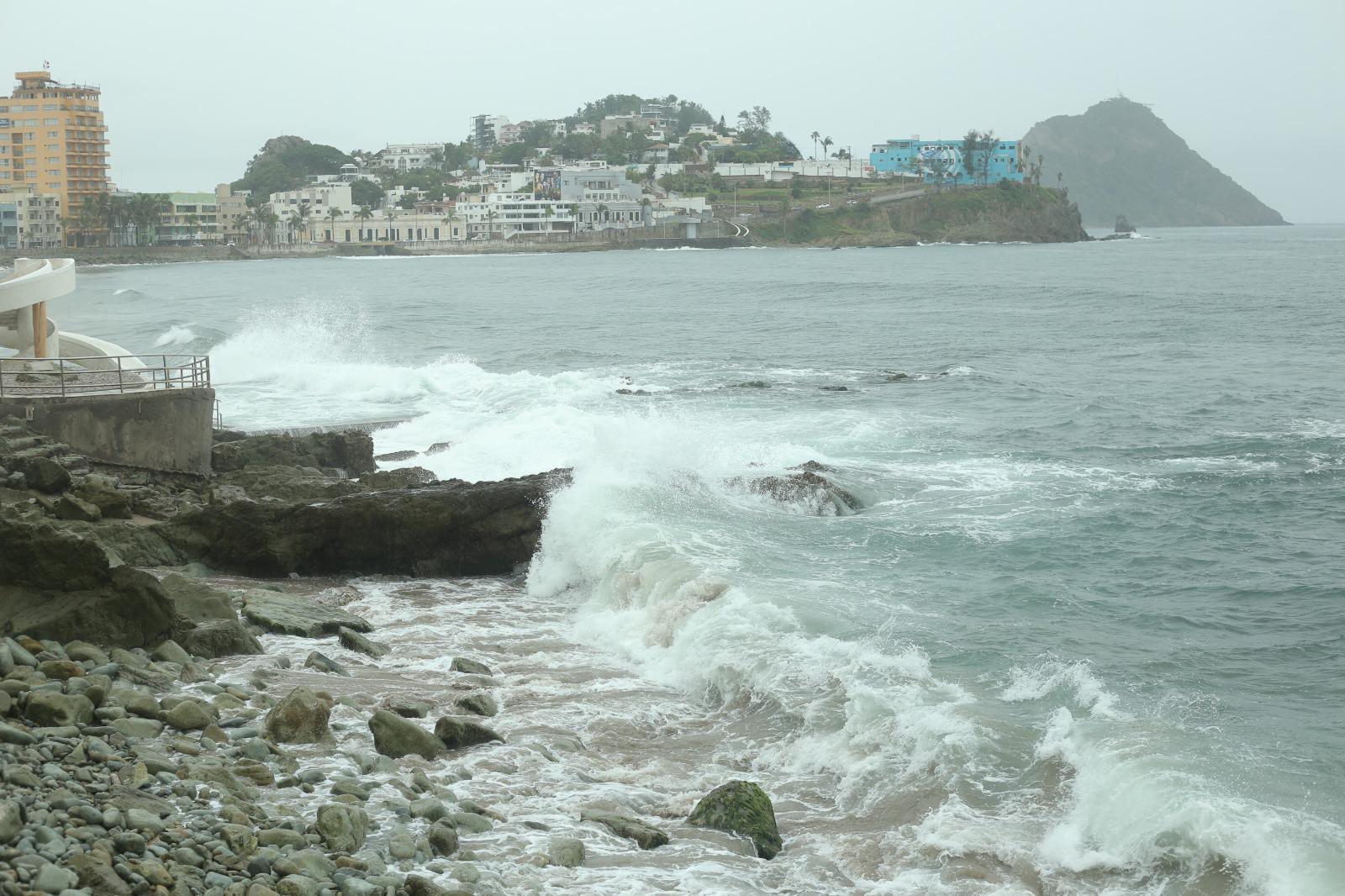 $!Oleaje fuerte y mantarrayas marcan el sábado en playas de Mazatlán