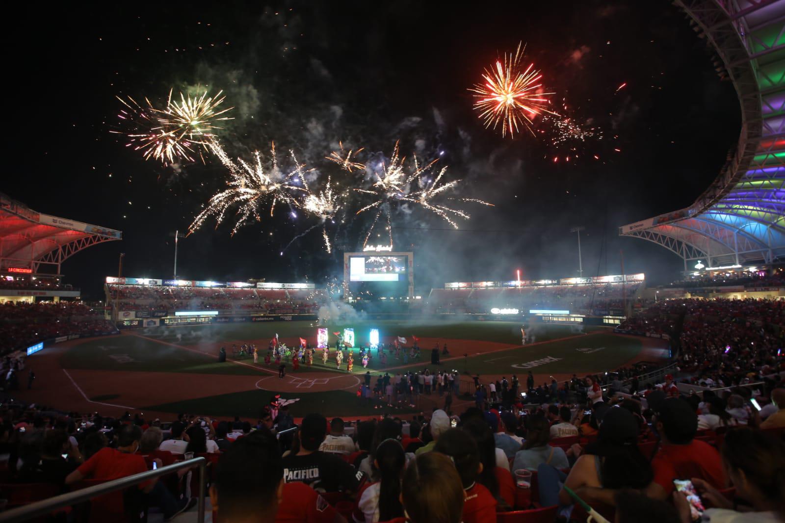 $!Los fuegos artificiales iluminaron el estadio.