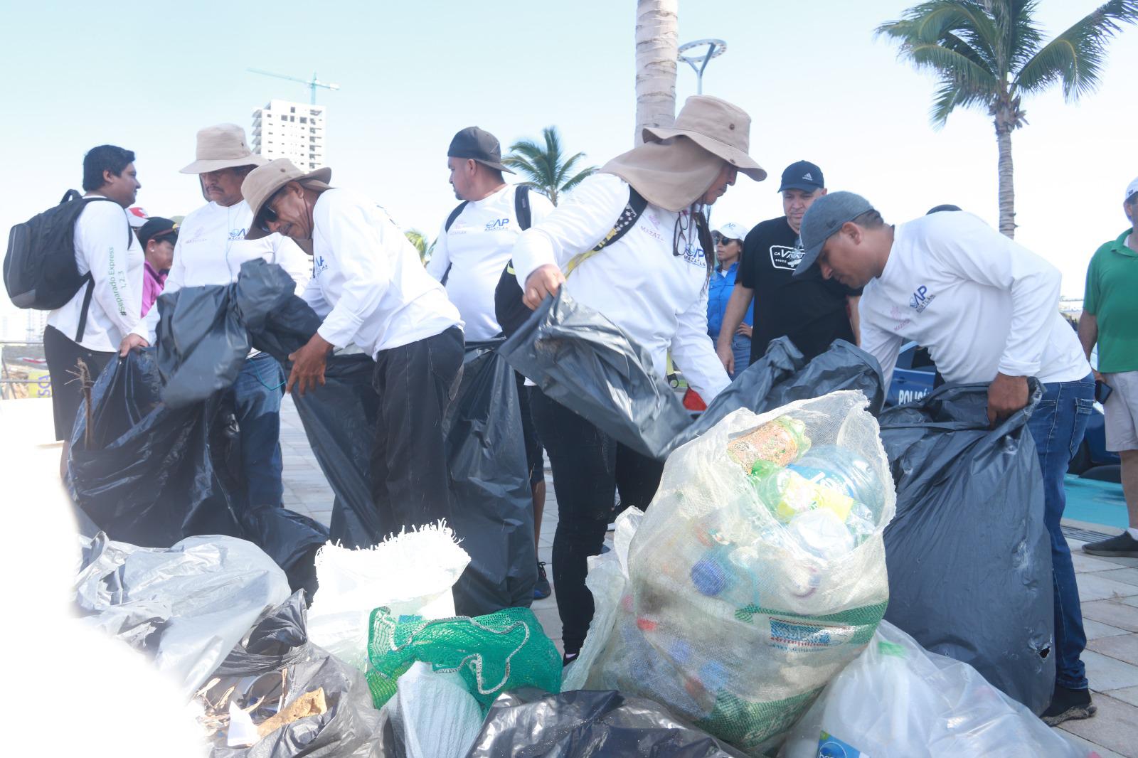 $!Se suman voluntarios a limpieza masiva de playas en Mazatlán