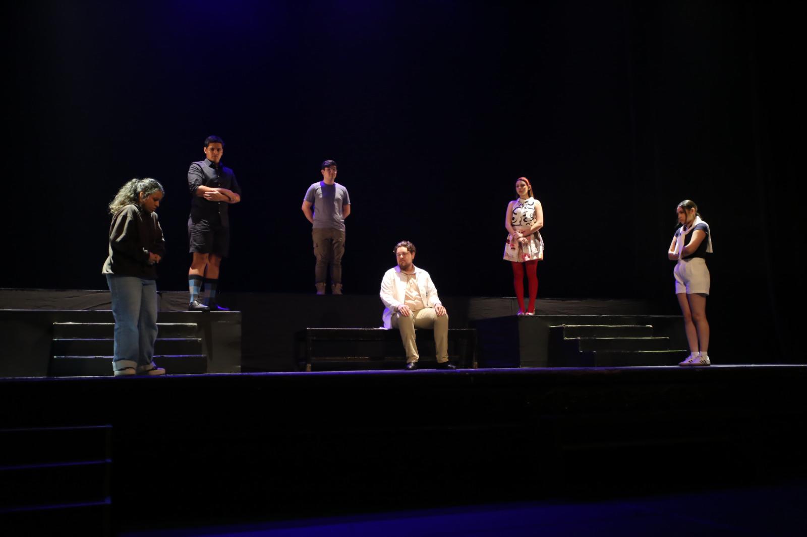 $!Los artistas sumergieron al público en una narrativa donde la realidad y la fantasía se entrelazaron.