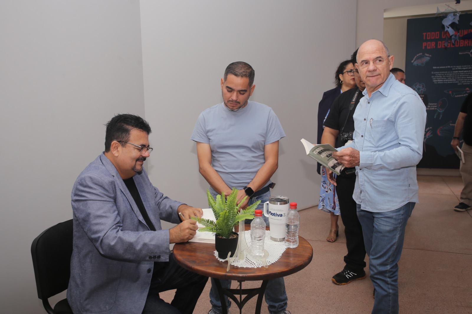 $!El autor firmó algunos libros a los presentes.