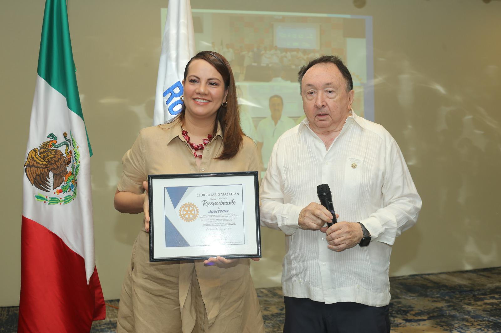$!Dulce RochÍn, de D’portenis, recibió un reconocimiento.