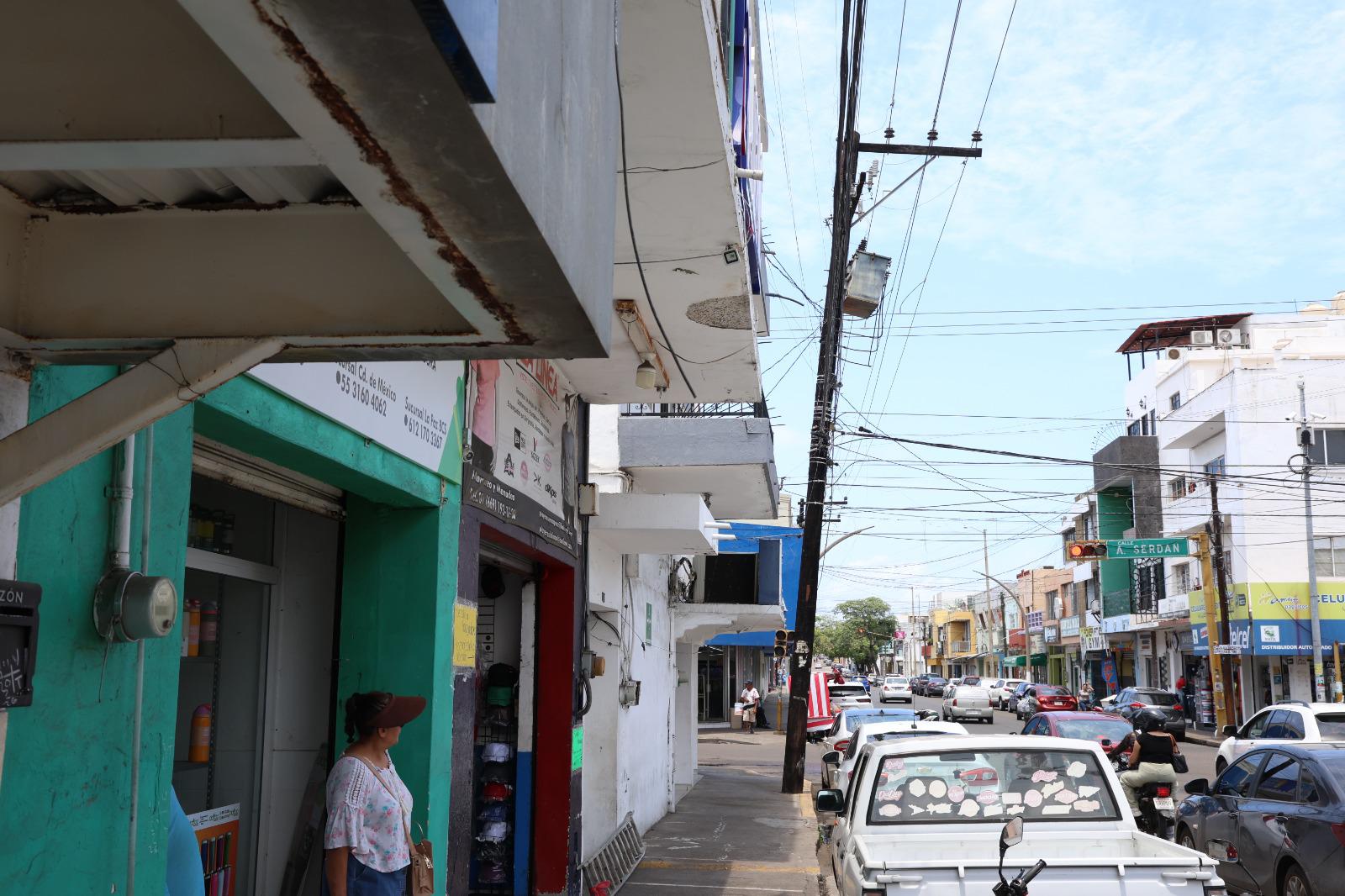 $!Postes deteriorados y saturación de cableado generan preocupación en el Centro de Mazatlán