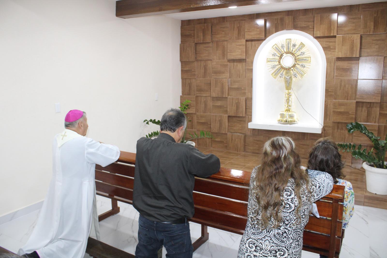 $!Obispo de Mazatlán bendice Capilla de Adoración Perpetua y eleva plegarias por necesidades de fieles de Rosario