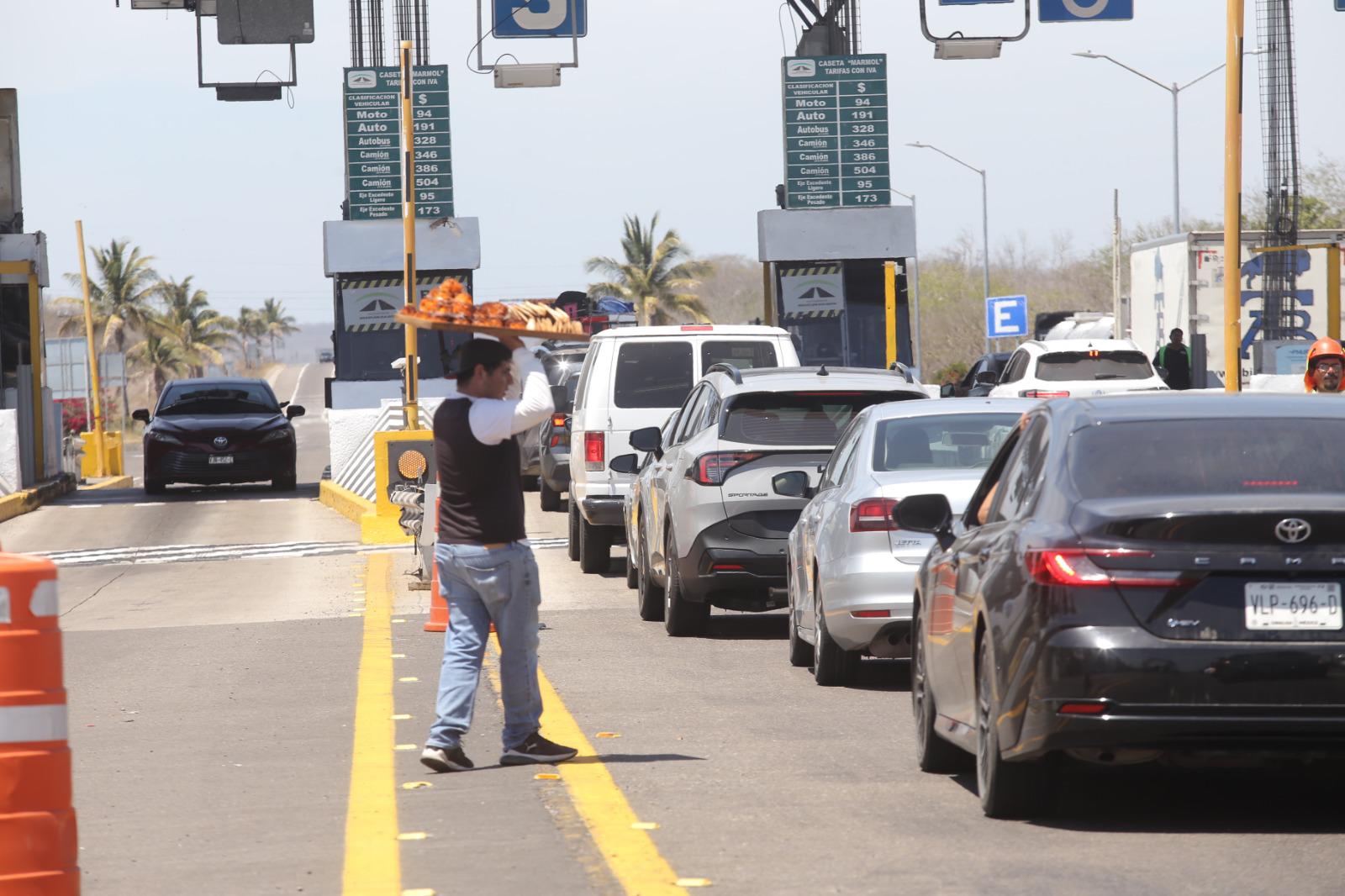$!Registra Mazatlán alta afluencia vehicular en carreteras durante Sábado de Gloria
